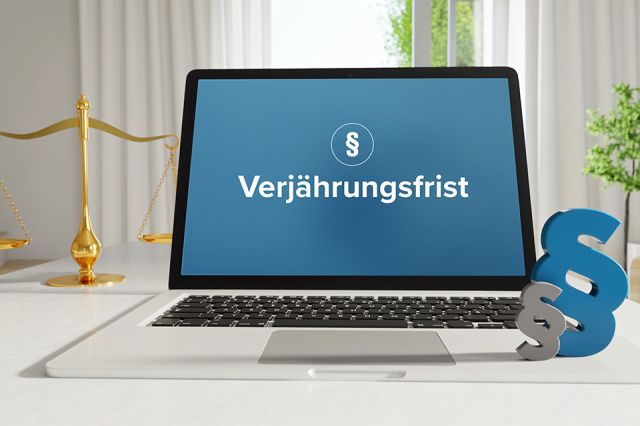 Foto: Laptop mit Aufschrift Verjährungsfrist