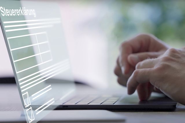 Foto: Hände auf Laptoptastatur