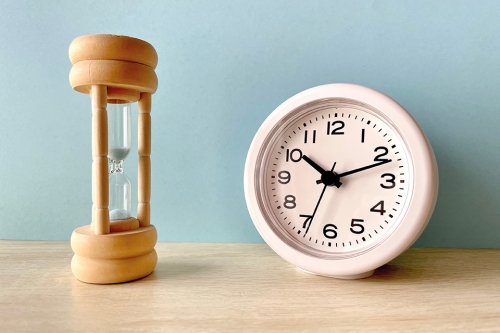 Foto: Sanduhr und Uhr